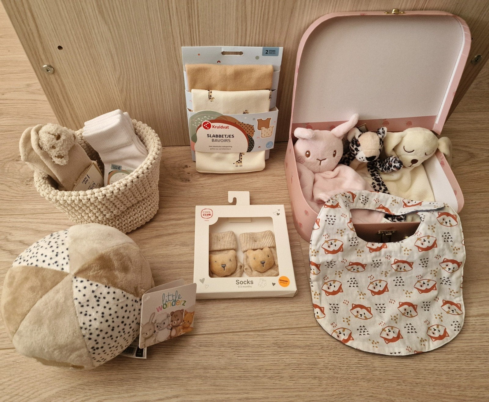 Babypakket met slabbetjes, sokjes, rammelaar en meer, Ophalen of Verzenden, Nieuw