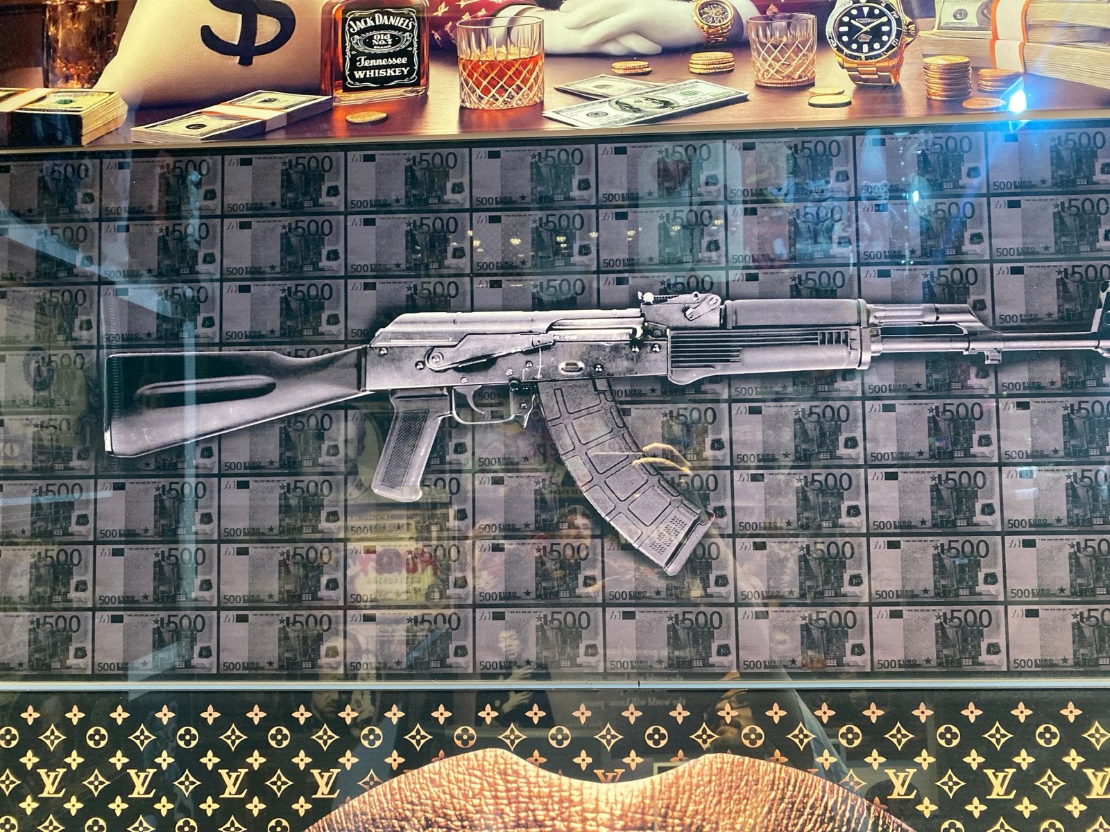 AK-47 op Euro Biljetten Plexiglas Schilderij 120x50cm, Ophalen of Verzenden, Kunststof, Print, Overig onderwerp