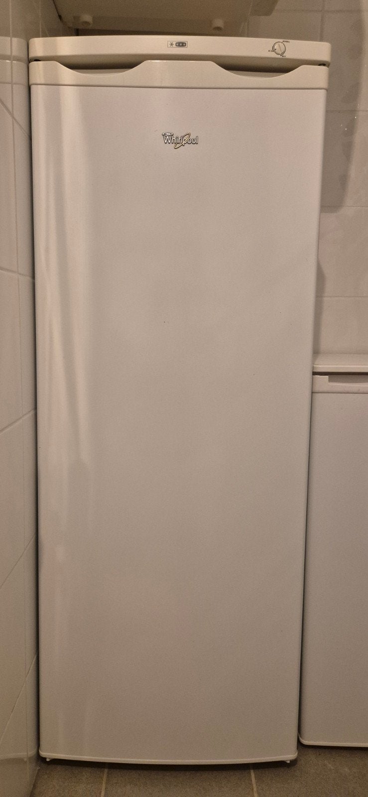 Whirlpool Vrieskast - extra smal en toch ruim (1.43m x 55), Minder dan 60 cm, Zo goed als nieuw, 140 tot 160 cm, Vrijstaand