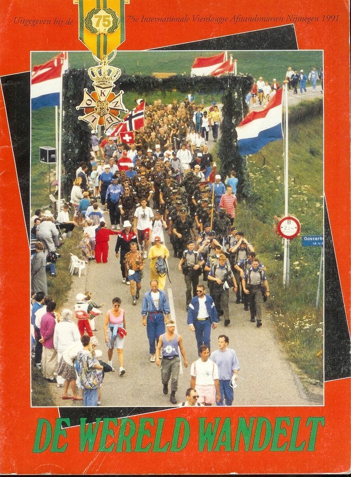 De wereld wandelt - 75 jaar Nijmeegse vierdaagse., Ophalen of Verzenden, Zo goed als nieuw