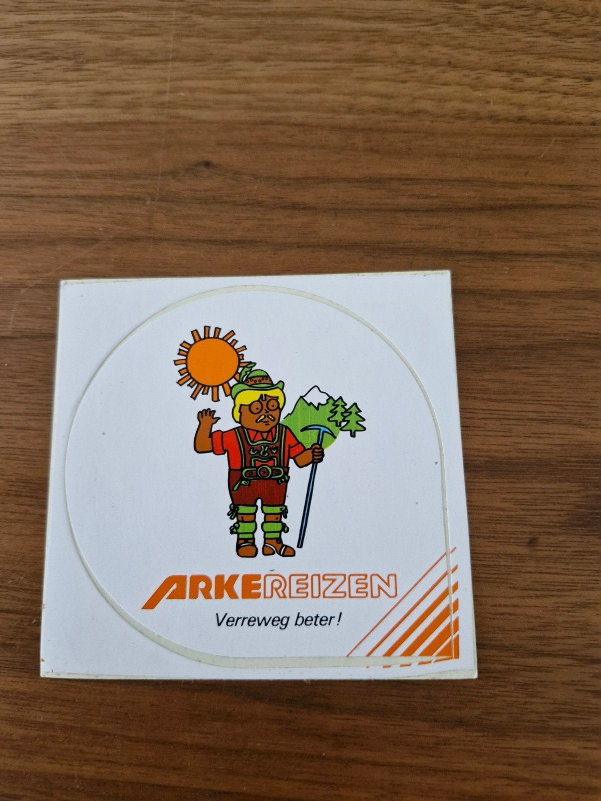 8859 Vintage Arke Reizen Sticker - Verreweg Beter!, Verzamelen, Ophalen of Verzenden, Gebruikt, Bedrijf of Vereniging