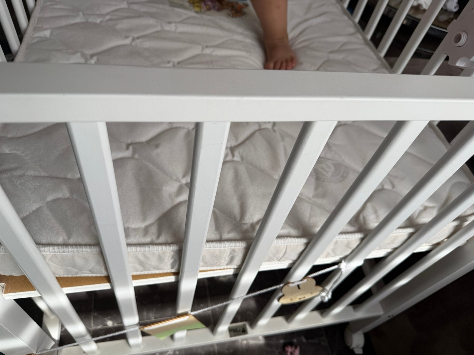 Childwood witte box op wielen met matras, Kinderen en Baby's, Ophalen, Zo goed als nieuw, Vierkant, Wieltjes