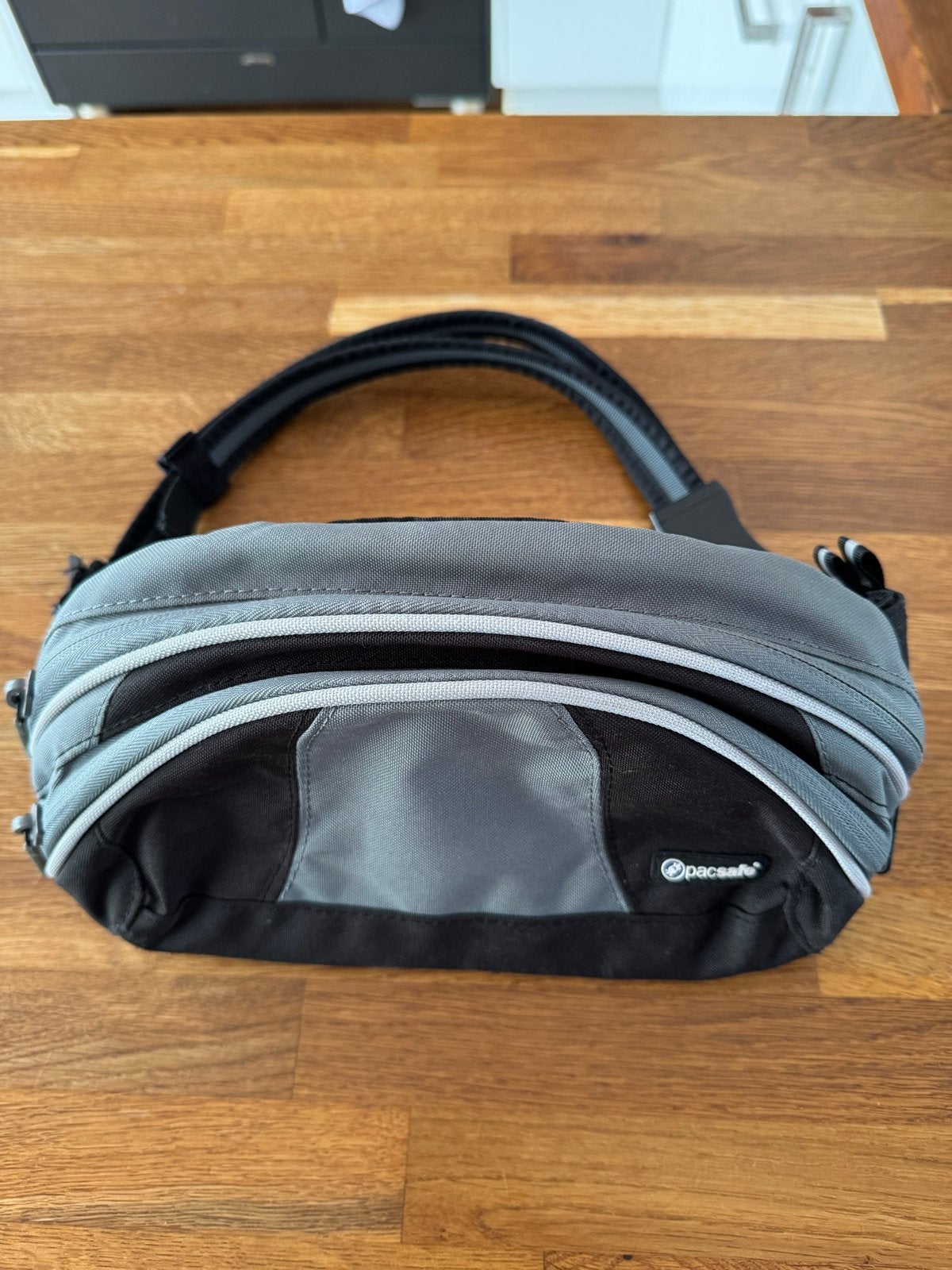 Pacsafe heuptas/schoudertas - Grijs/Zwart, Ophalen of Verzenden, Zo goed als nieuw, Grijs, Minder dan 35 cm