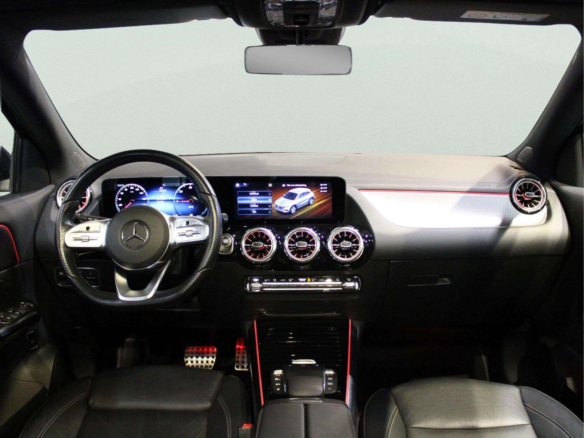 Mercedes-Benz EQA 250 67 kWh | Panorama dak | Trekhaak, Auto's, Gebruikt, 190 pk, Blauw, 424 km