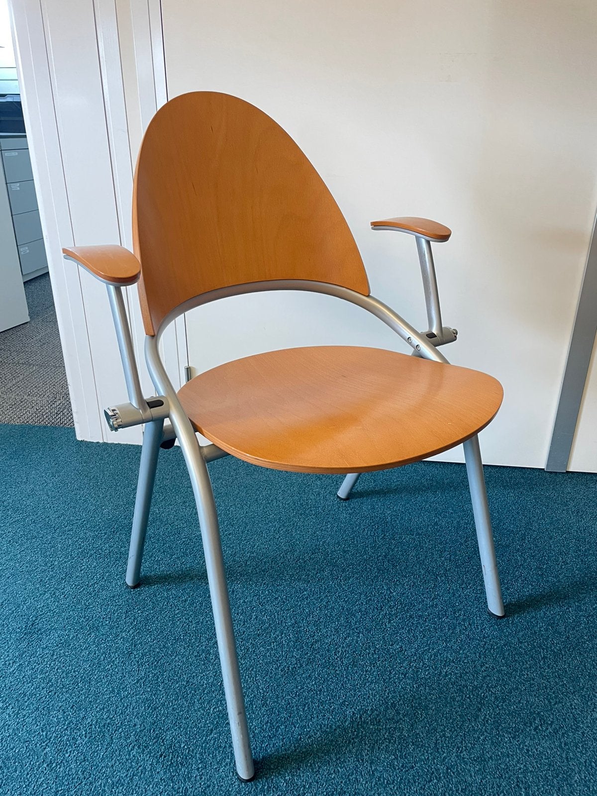 32 vergaderstoelen met armleuning SEDUS, Ophalen, Gebruikt, Bruin, Vijf, Zes of meer stoelen