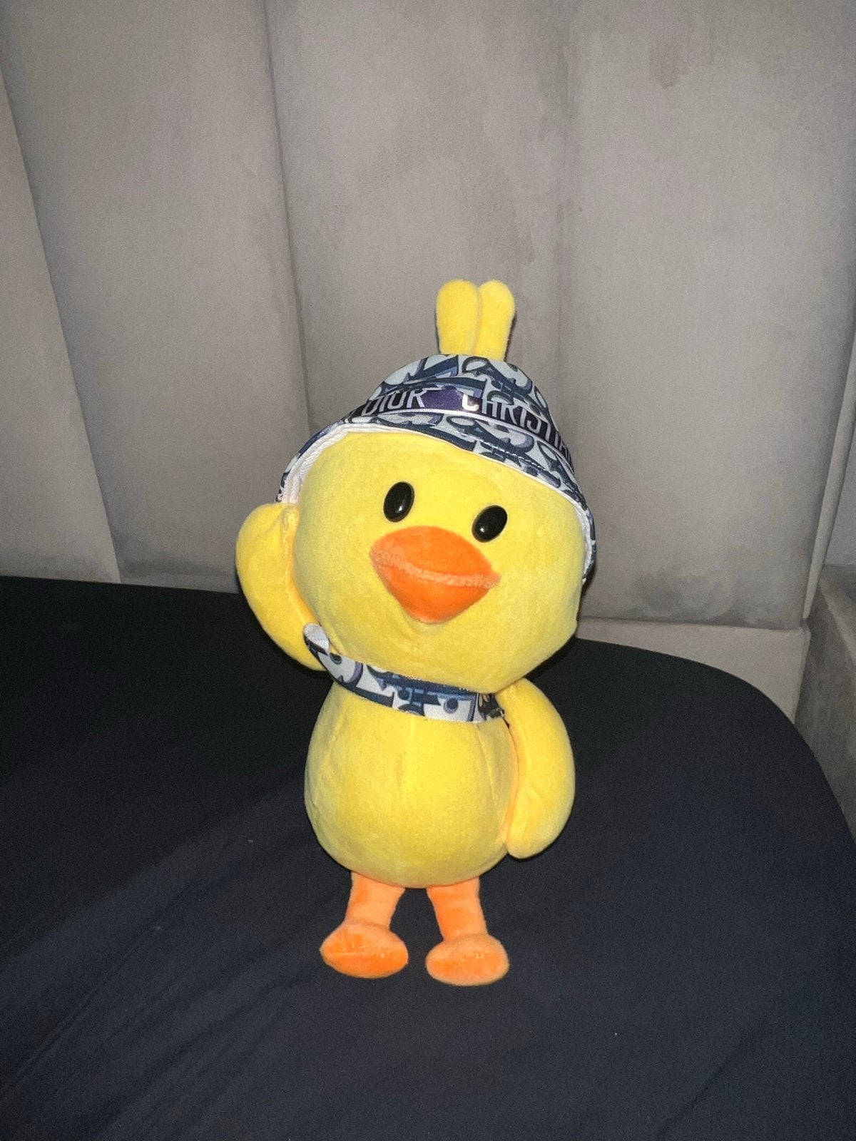 Gele knuffeleend met Dior-stijl muts en sjaal, Kinderen en Baby's, Ophalen of Verzenden, Zo goed als nieuw, Middelgroot (20 tot 80 cm)