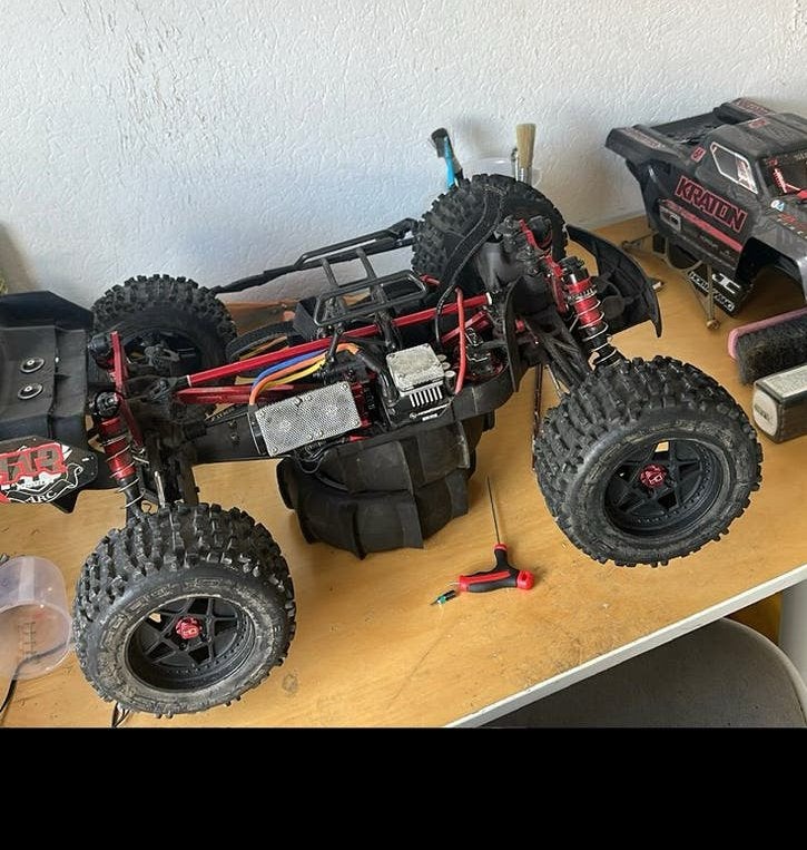 Arma kraton EXB 6s, Ophalen of Verzenden, Zo goed als nieuw, Auto