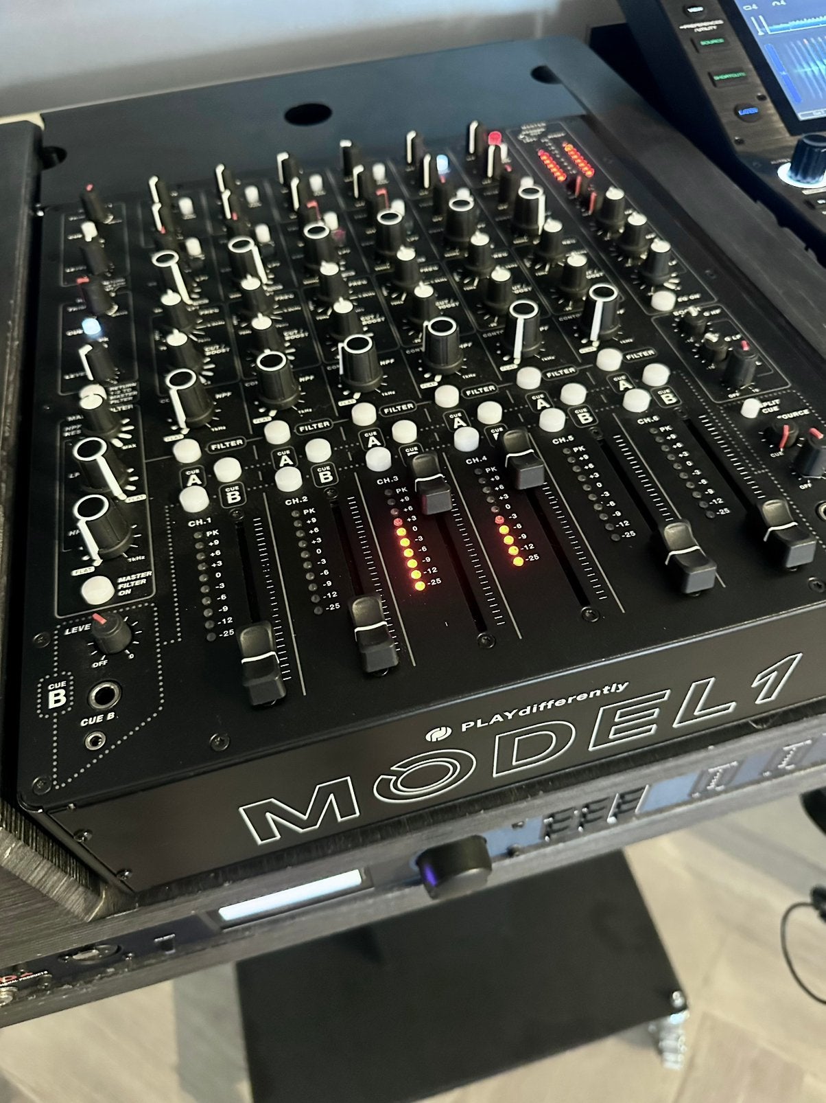 PLAYdifferently MODEL 1 - 6.1 by Allen & Heath DJ Mixer, Muziek en Instrumenten, Mengpanelen, Ophalen of Verzenden, Zo goed als nieuw