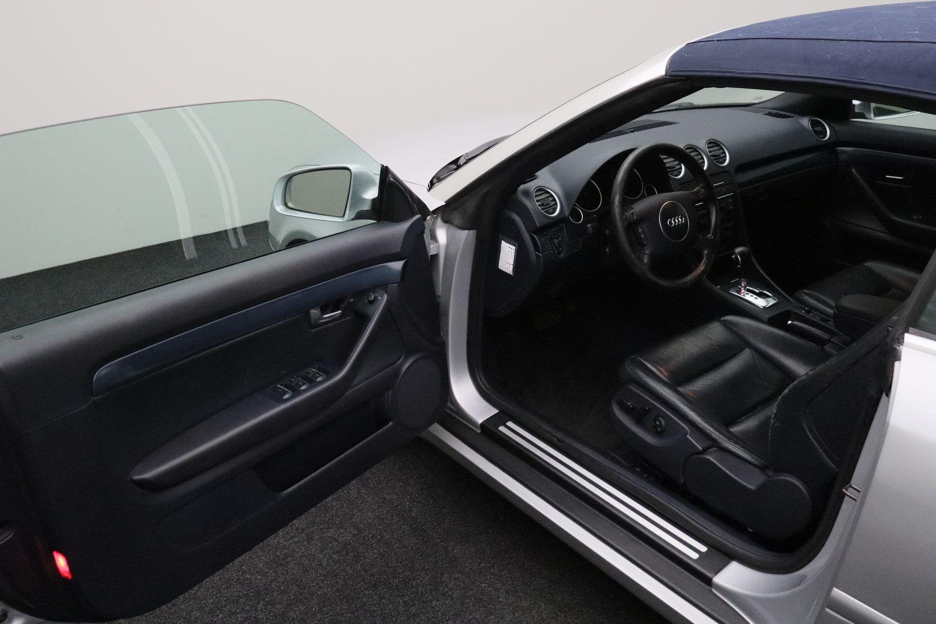 Audi A4 Cabriolet 2.4 V6 Exclusive 2002 | Elektrisch Bedienb, Auto's, Audi, Stof, Cabriolet, 4 stoelen, A4