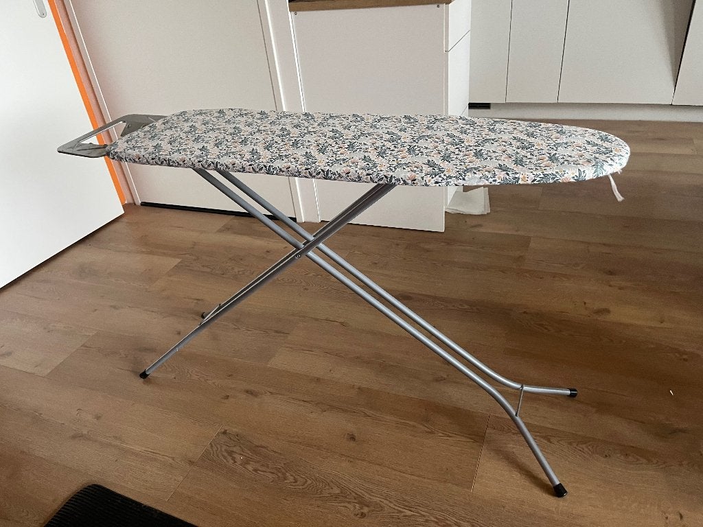 Ironing board – foldable, Witgoed en Apparatuur, Strijkijzers en Strijkplanken, Ophalen, Zo goed als nieuw