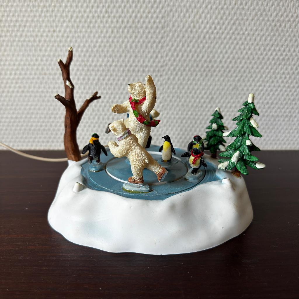 Lemax North Pole Skaters, Santa's Wonderland, Kerstdorp, Diversen, Kerst, Ophalen of Verzenden, Gebruikt