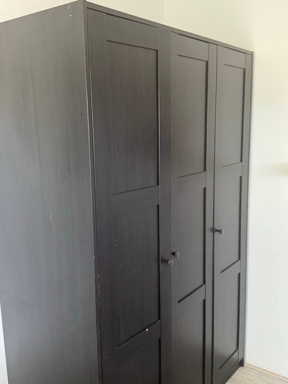 Zwarte ikea kledingkast rakkestad met 3 deuren, Huis en Inrichting, Gebruikt, 100 tot 150 cm, Ophalen of Verzenden, 150 tot 200 cm