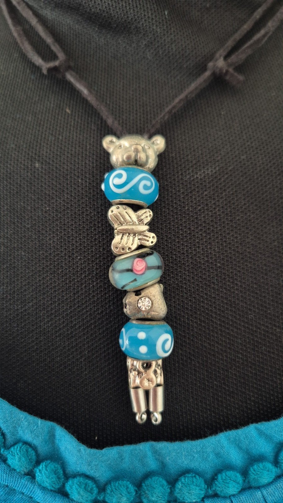 Unieke ketting met blauwe kralen en bedels, Overige materialen, Gebruikt, Ophalen of Verzenden, Met hanger
