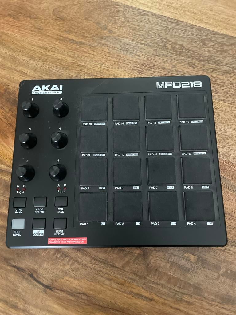 Akai MPD218 USB MIDI Pad Controller - Zo goed als nieuw, Ophalen of Verzenden, Zo goed als nieuw