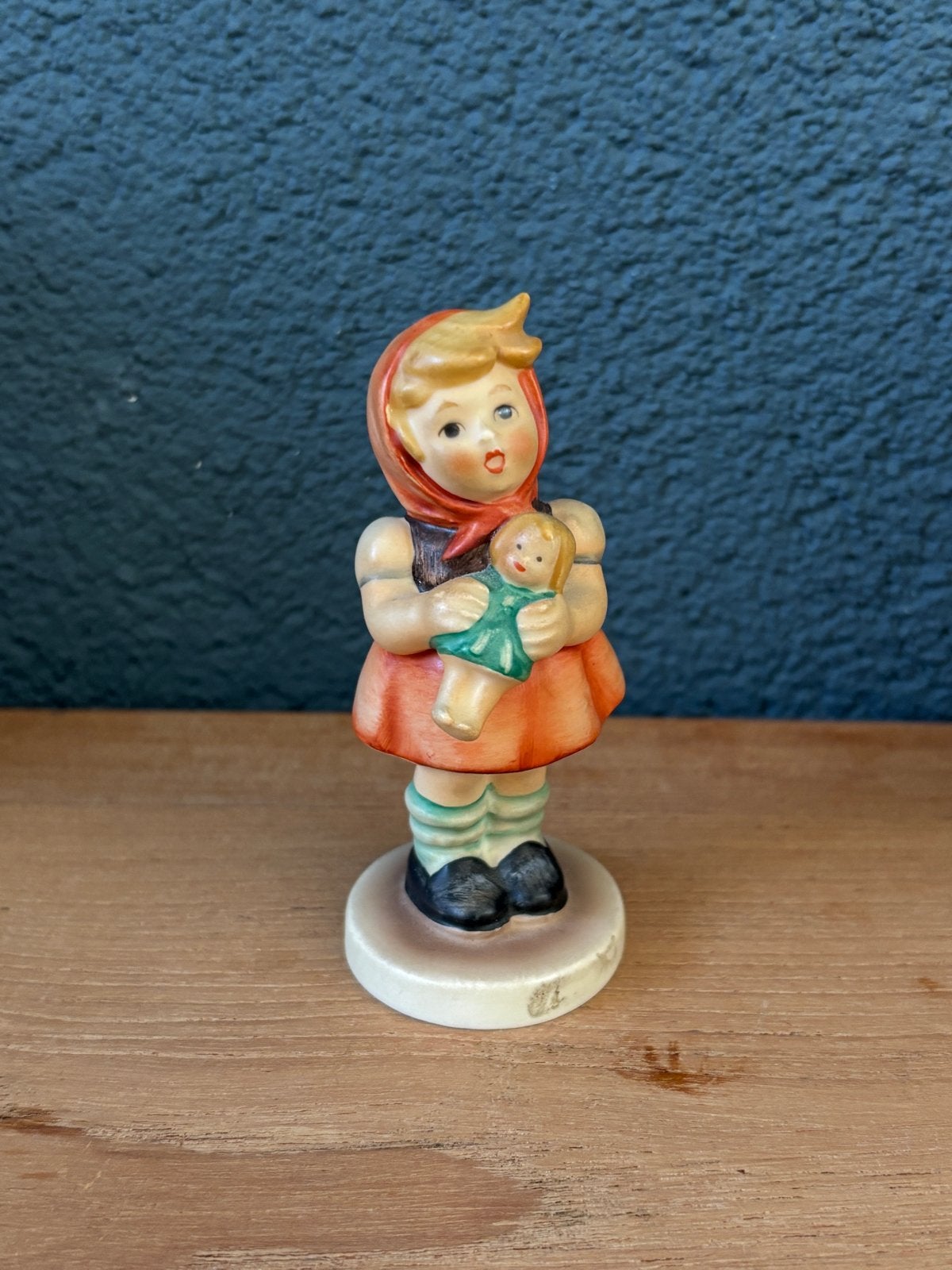 Goebel Hummel beeldje meisje met pop 239/B, Ophalen, Zo goed als nieuw