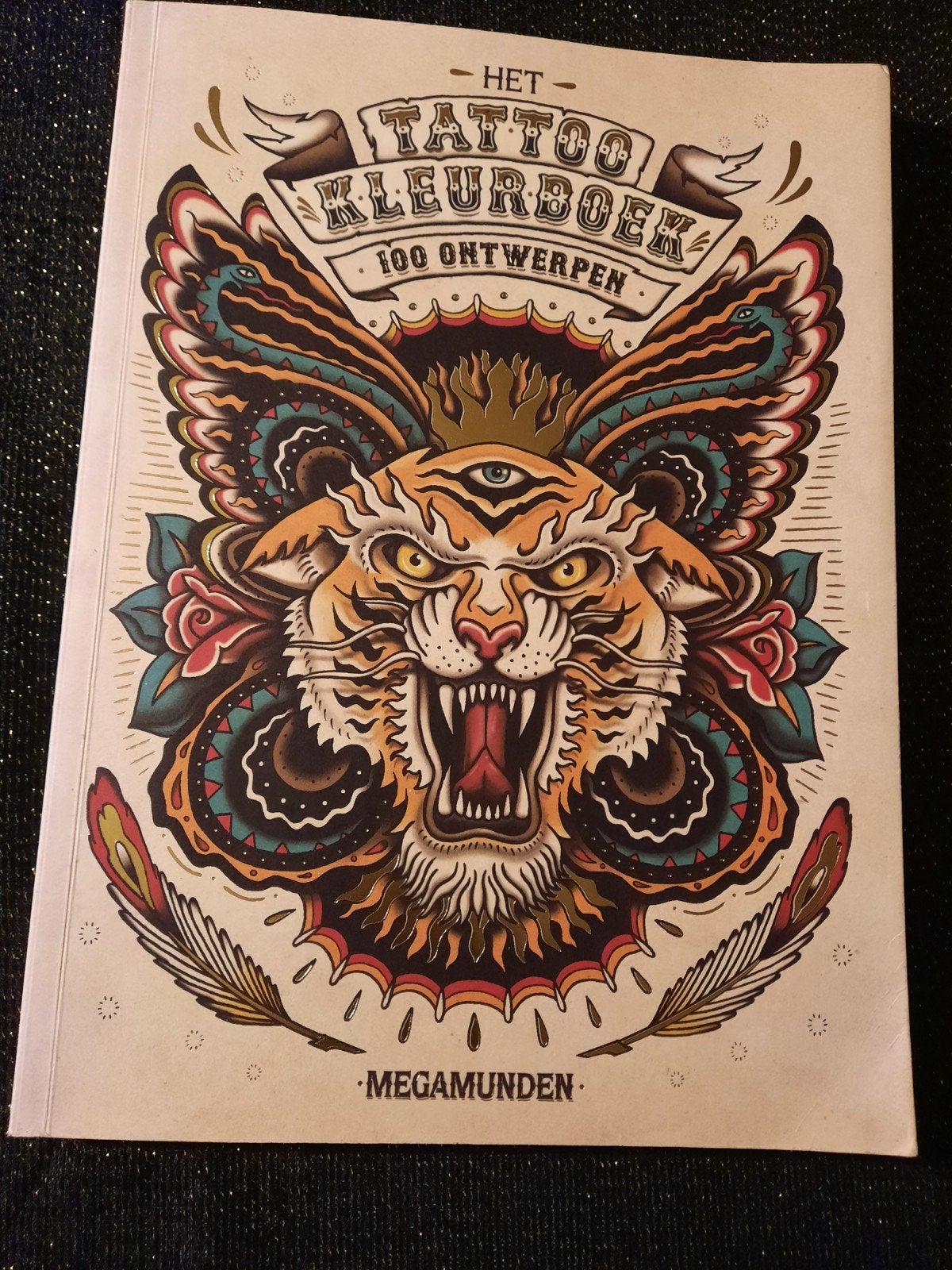 Het Tattoo Kleurboek-100 Ontwerpen - Megamunden - Nieuwstaa, Ophalen of Verzenden, Zo goed als nieuw, Overige onderwerpen, Megamunden