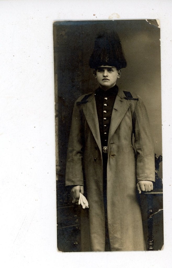 R49; Oude foto van man in uniform met hoge hoed, 4.8 x 10 cm, Gebruikt, Verzenden, Foto, Voor 1940