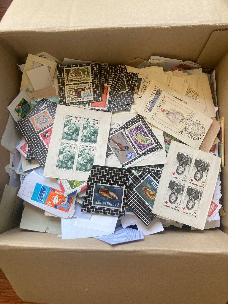 Doos postzegels op papier(1), Postzegels en Munten, Ophalen of Verzenden, Buitenland