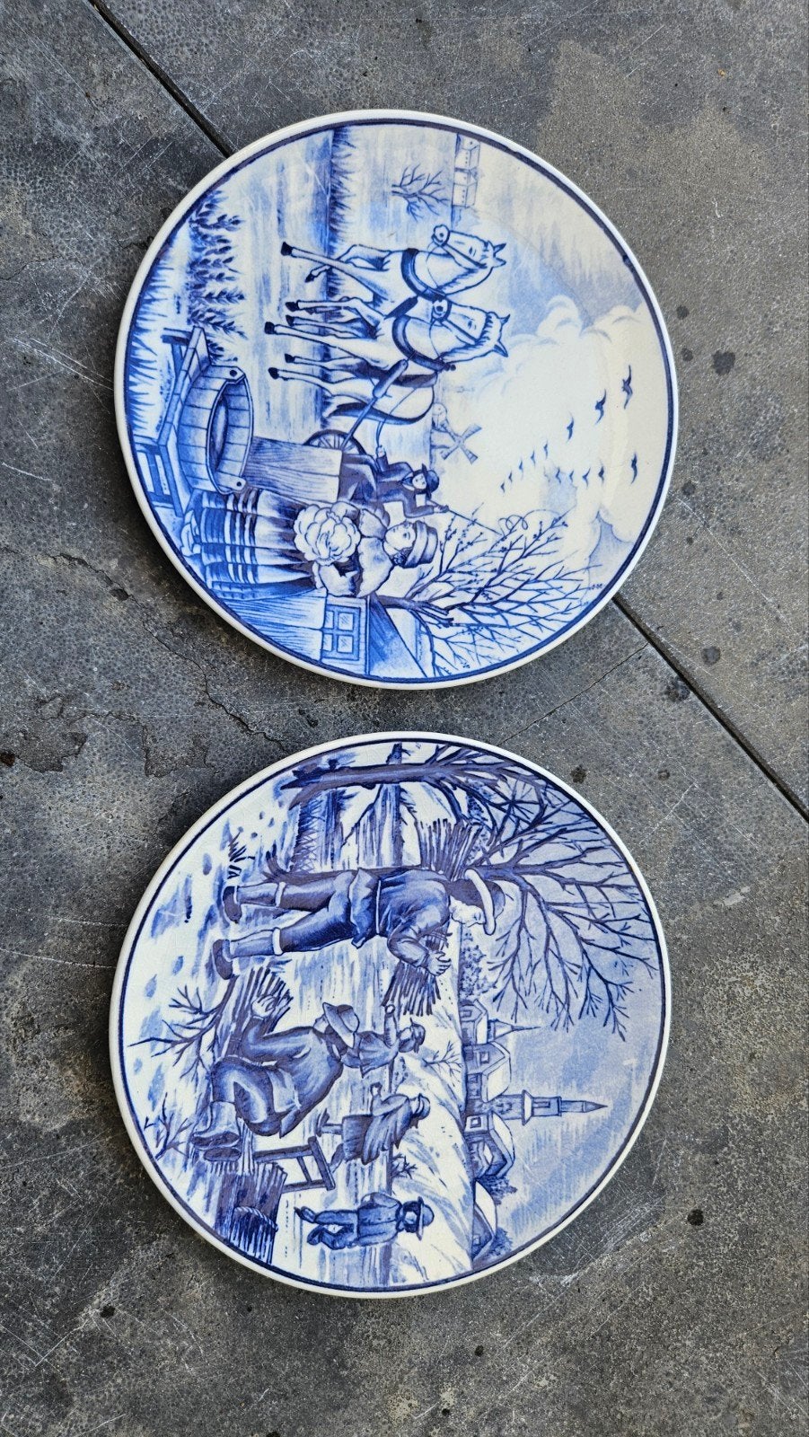 Twee antieke Delfts blauwe wandborden met wintertaferelen, Ophalen of Verzenden