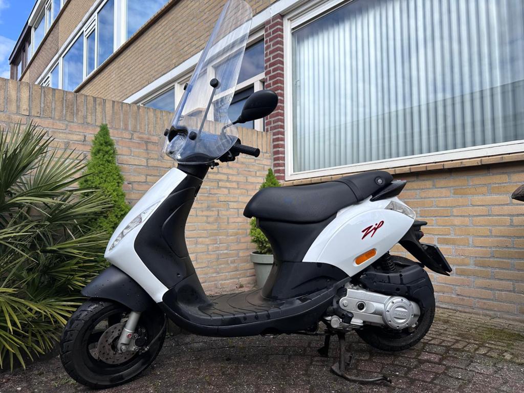 Piaggio Zip 4T Injectie 2020 5426km Dealer Onderhouden, Fietsen en Brommers, Scooters | Piaggio, Ophalen, Zip, Zo goed als nieuw