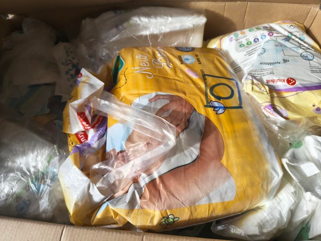 Grote doos met luiers maat 0, 1, 2 en 3, Kinderen en Baby's, Kinderspulletjes, Nieuw, Ophalen of Verzenden