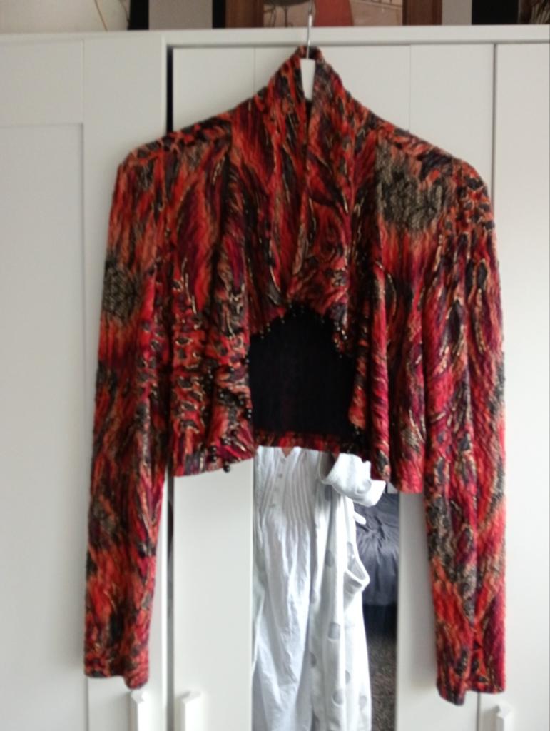 Chique Bolero Jasje met Kralen - Rood/Zwart Print, Kleding | Dames, Maat 38/40 (M), Ophalen of Verzenden, Jasje, Rood