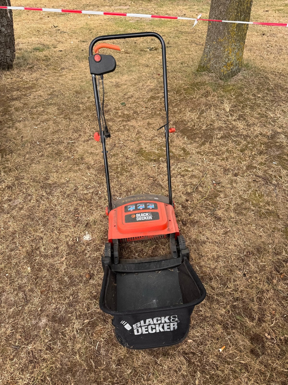 BLACK+DECKER Ontmosser 600W, Ophalen of Verzenden, Gebruikt, Elektrische grasmaaier