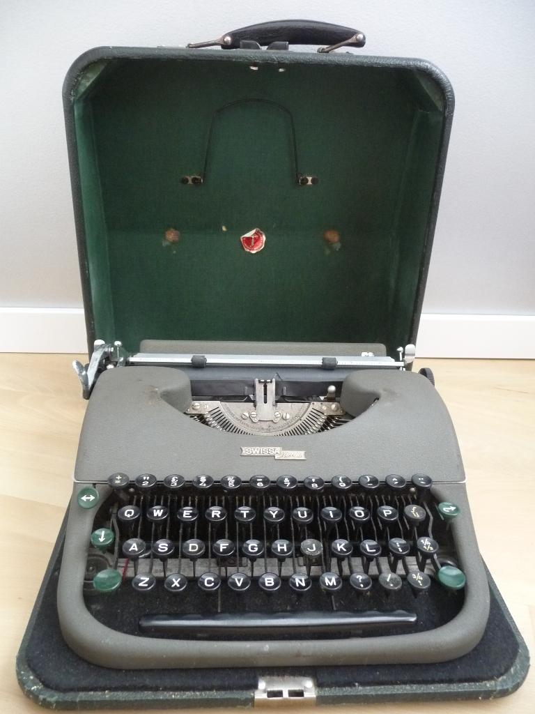 Typemachine SWISSA Piccola van 1953 met koffer, Ophalen