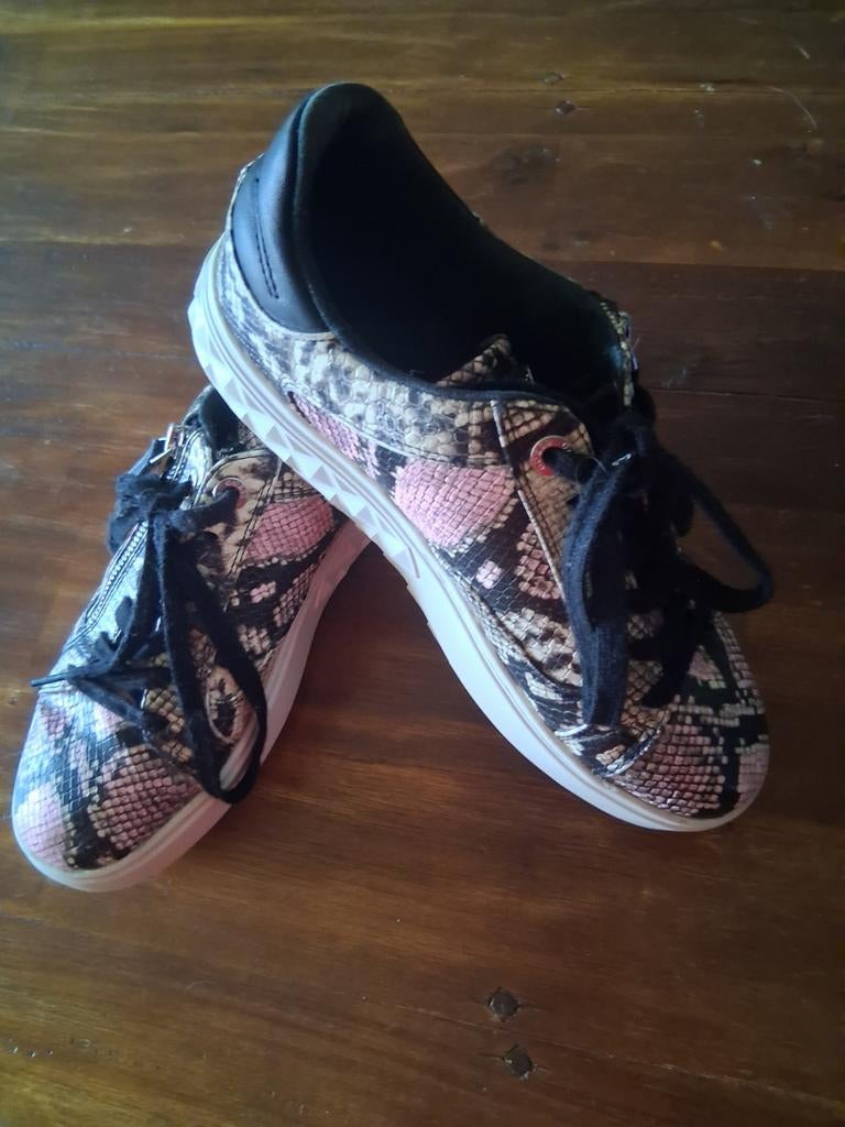 GUESS dames sneakers maat 39  izgst, Ophalen, Guess, Sneakers of Gympen, Zo goed als nieuw