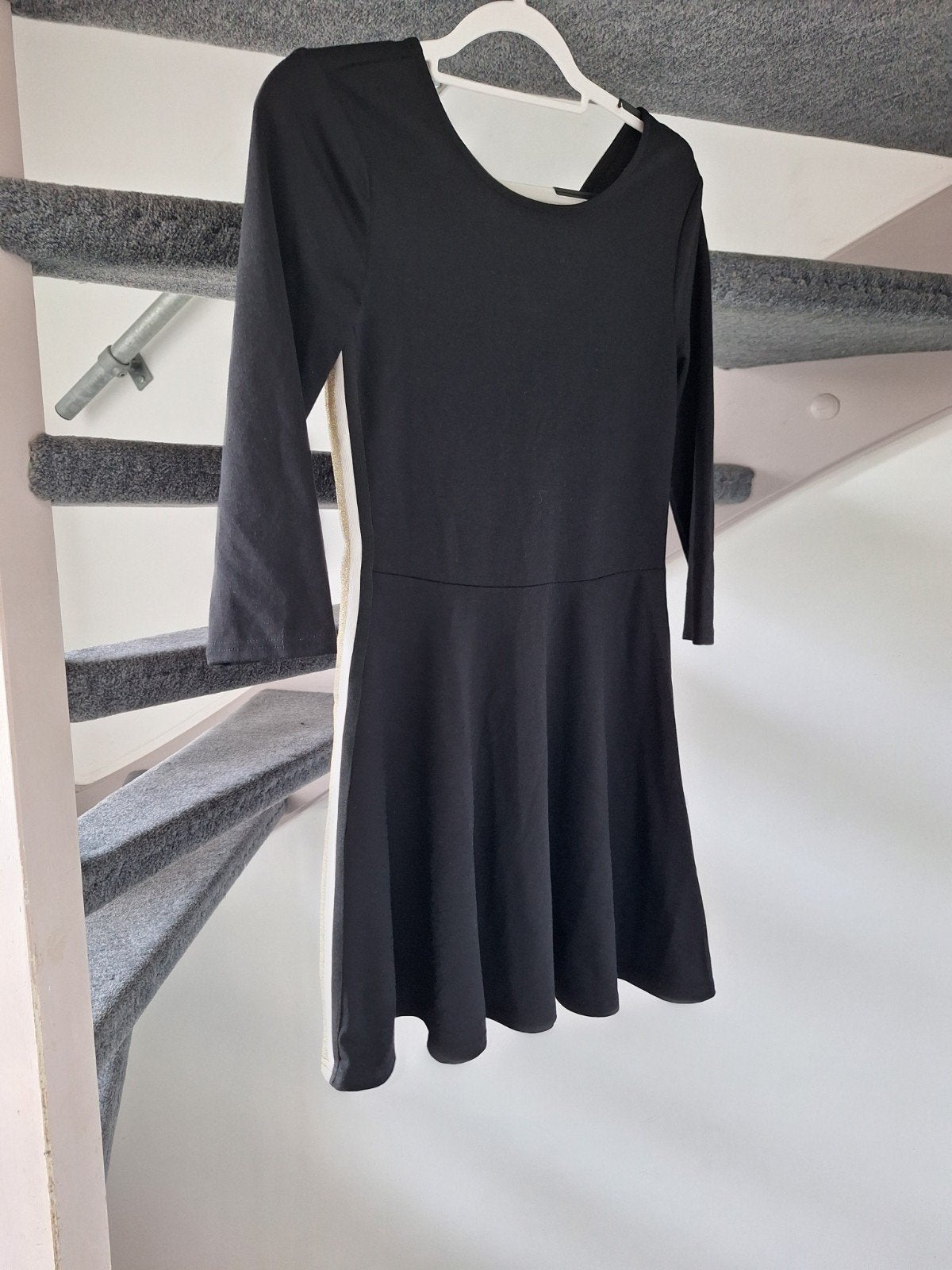 Zwart jurkje met gouden streep - Maat M - Nieuw, Kleding | Dames, Jurken, Maat 38/40 (M), Zwart, Nieuw, Ophalen of Verzenden
