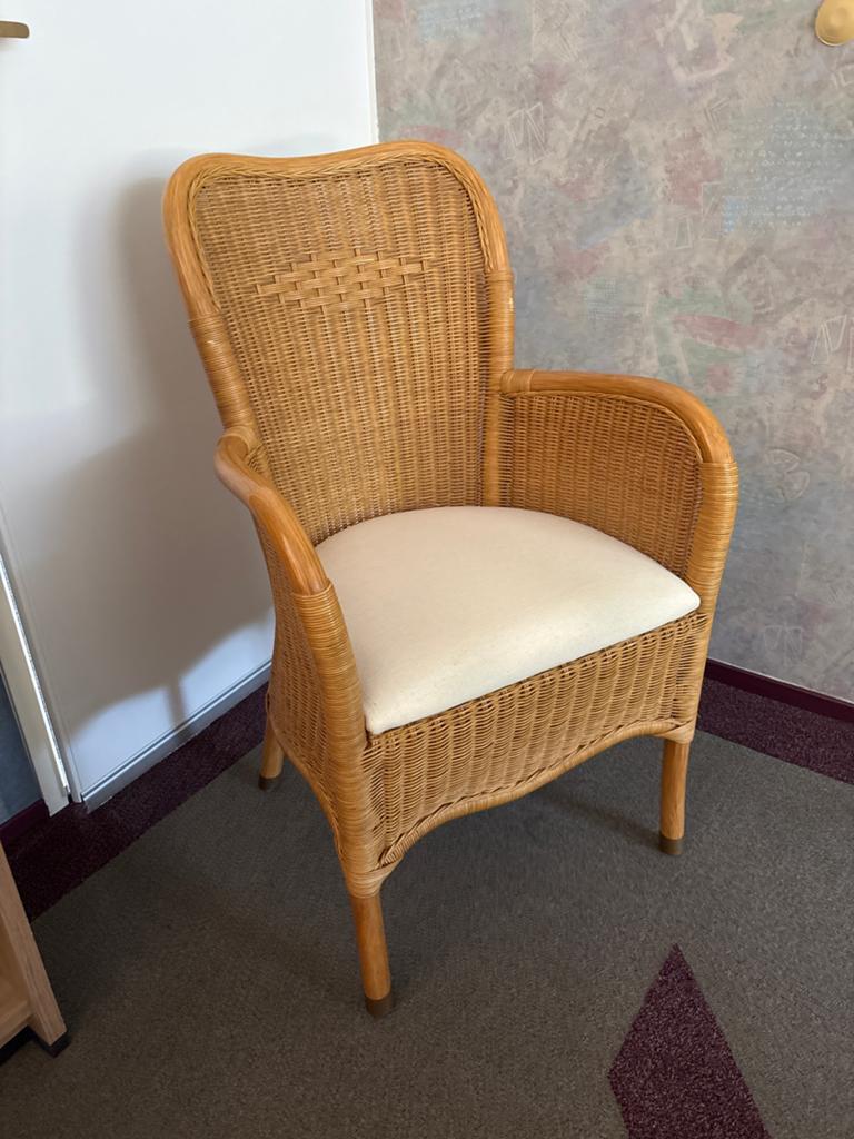 Rotan stoel met armleuningen en kussen, Huis en Inrichting, Stoelen, Gebruikt, Overige kleuren, Riet of Rotan, Ophalen of Verzenden