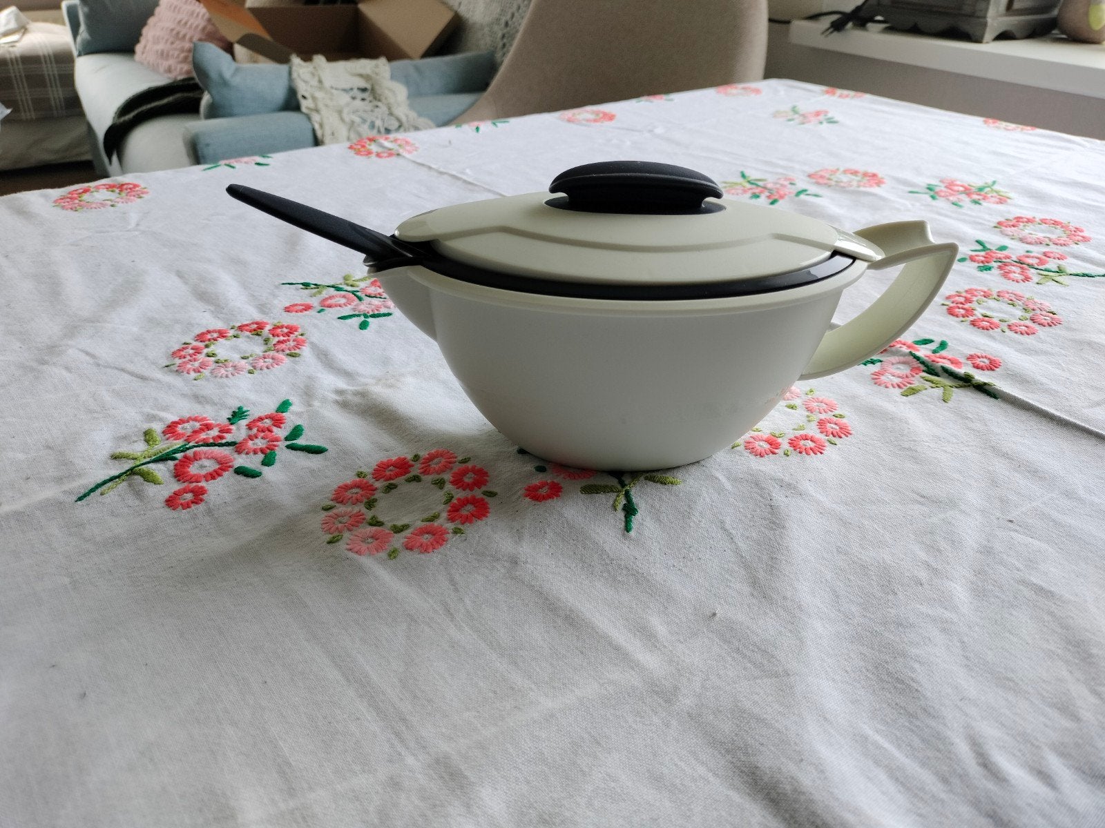 Tupperware Sauskom met Lepel - Crème/Zwart, Ophalen of Verzenden, Nieuw, Crème, Bak of Kom