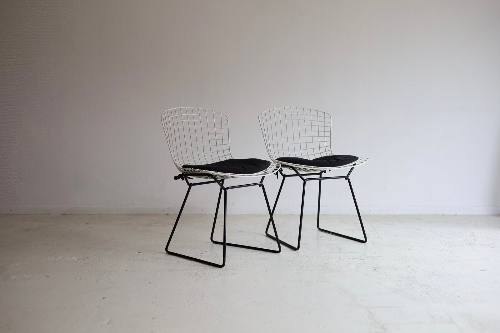 Set van 2 Wire chairs 420 van Harry Bertoia, Ophalen, Twee, Wit, Design