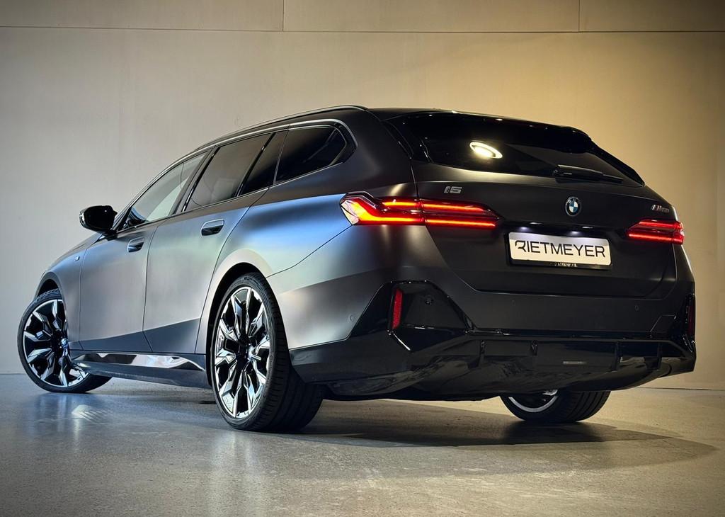 BMW i5 Touring M60 xDrive |Panorama |Ext/Inter. Carbon |Icon, Automaat, 12 maanden, Gebruikt, Verwarming stoelen achter