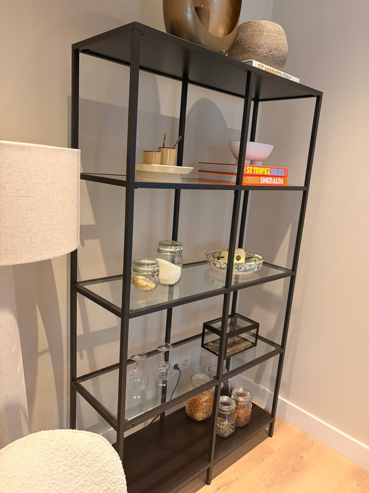 IKEA VITTSJÖ zwarte vitrinekast / met glazen planken, Ophalen, Zo goed als nieuw