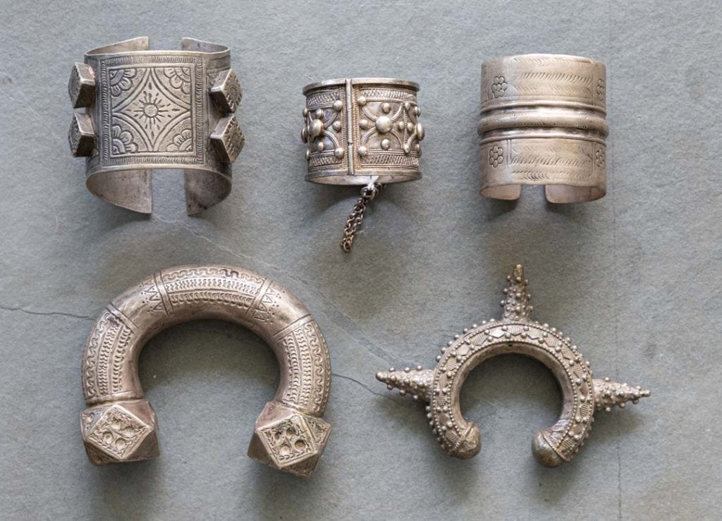 antieke zilveren armbanden West Afrika, Antiek en Kunst, Kunst | Niet-Westerse kunst, Sieraad, Afrika, Overige materialen, Zilver