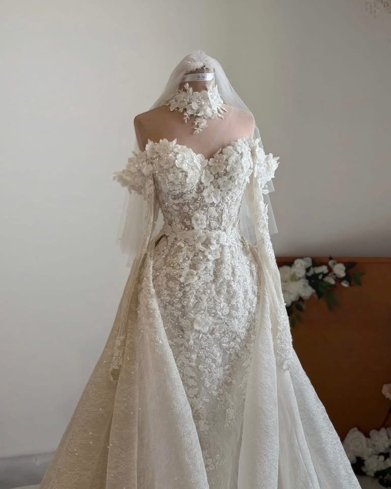 Prachtige Trouwjurk met Kant en Afneembare Sleep, Kleding | Dames, Trouwkleding en Trouwaccessoires, Ophalen of Verzenden, Zo goed als nieuw