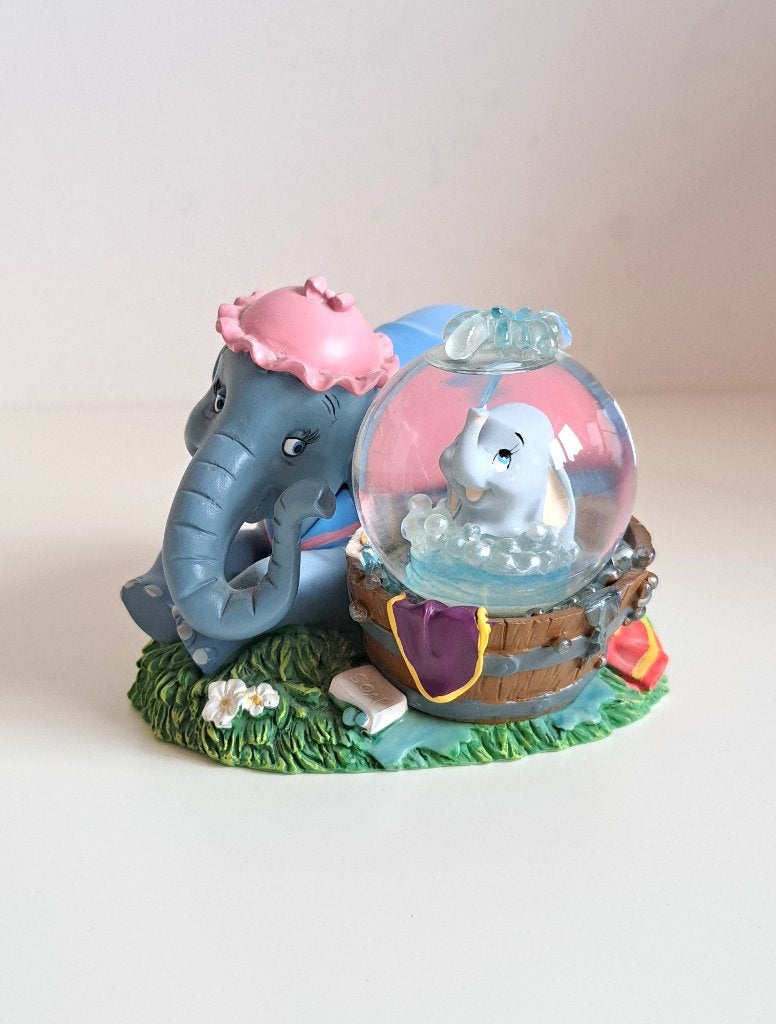 Disney - Snow globe - Mrs. Jumbo Gives Dumbo a Bath, Ophalen of Verzenden, Bambi of Dumbo, Zo goed als nieuw, Beeldje of Figuurtje