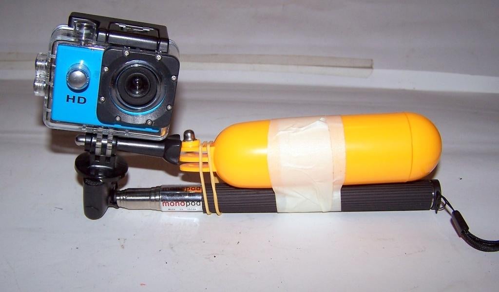 Actiecamera met onderwaterhuis, monopod en drijver. Nwst., Ophalen of Verzenden, Zo goed als nieuw, Overige merken