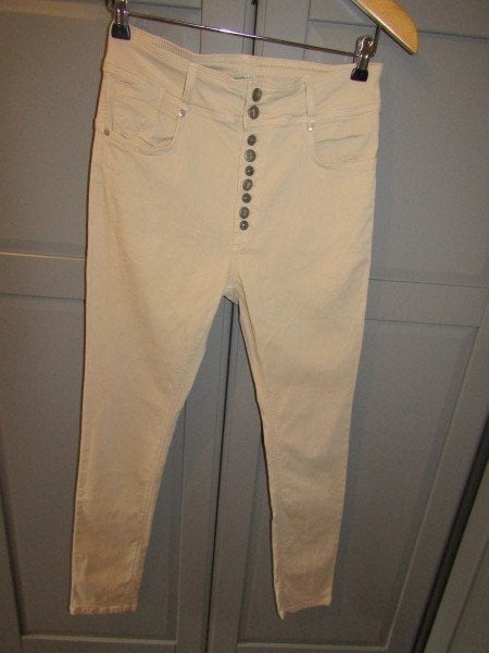 G878 Zizo mt 36 jeans beige model Luxy, Kleding | Dames, Spijkerbroeken en Jeans, Zizo, Overige kleuren, Verzenden, Zo goed als nieuw