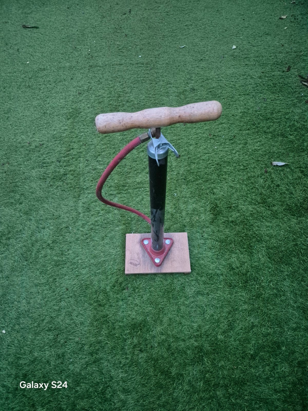 Vintage fietspomp met houten handvat, Ophalen, Gebruikt