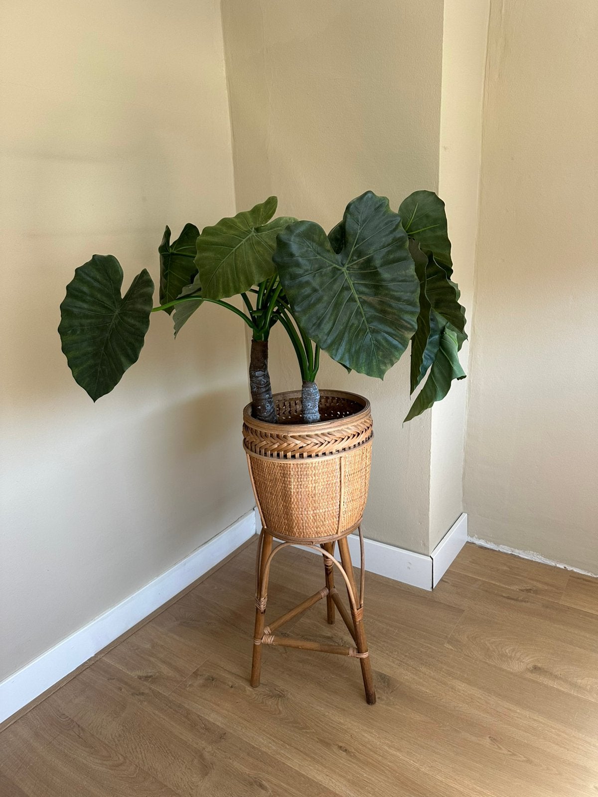 Kunstplant met houten rotan bloempot, Huis en Inrichting, Kamerplanten, Ophalen, Halfschaduw, Minder dan 100 cm