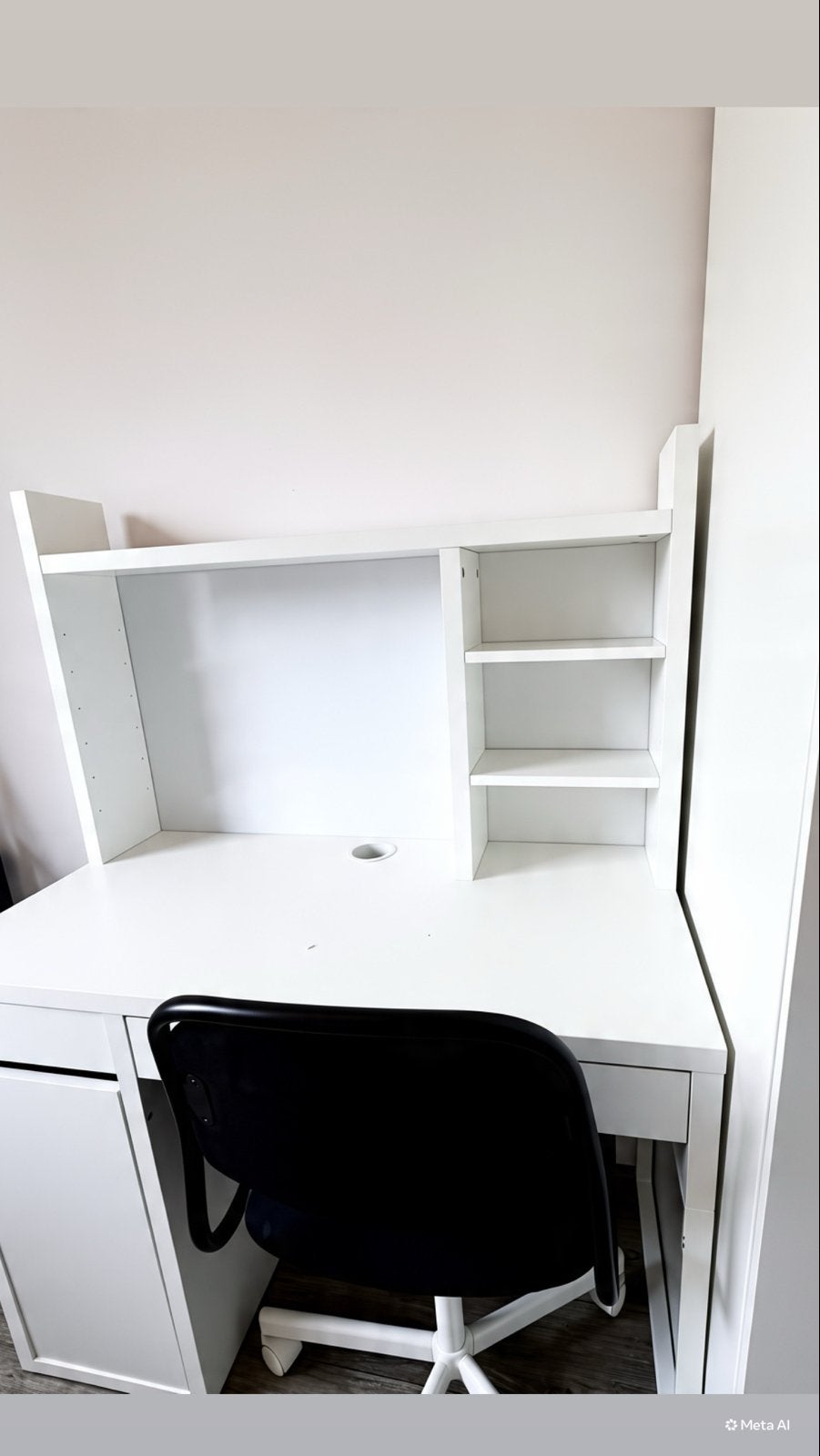 Foto 3 van Wit bureau met opbergvakken en zwarte bureaustoel