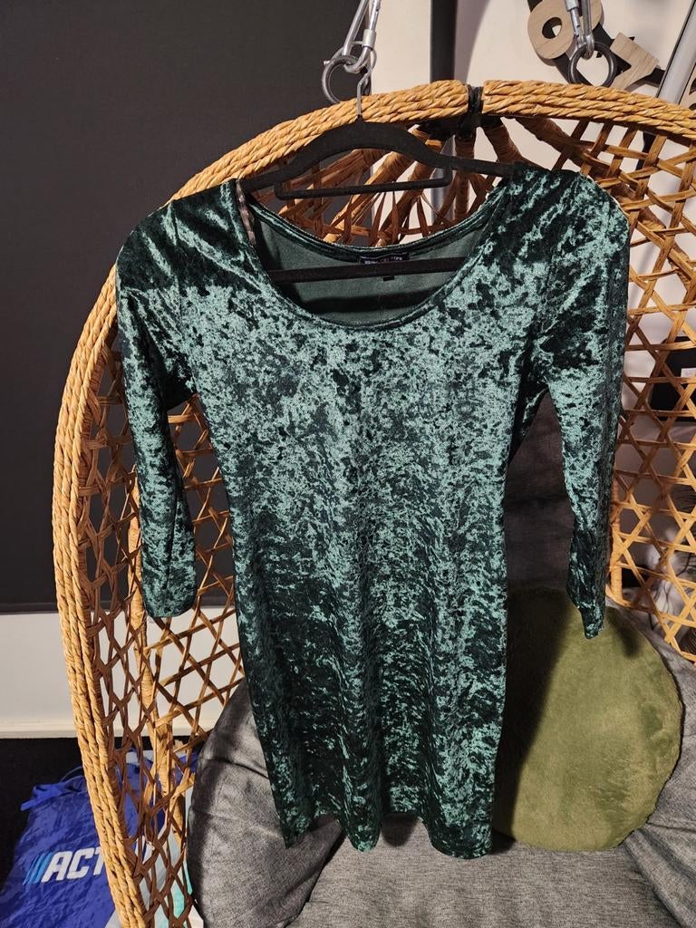 Donkergroene fluwelen jurk Heart Hips maat S, Kleding | Dames, Jurken, Ophalen of Verzenden, Zo goed als nieuw, Groen, Boven de knie