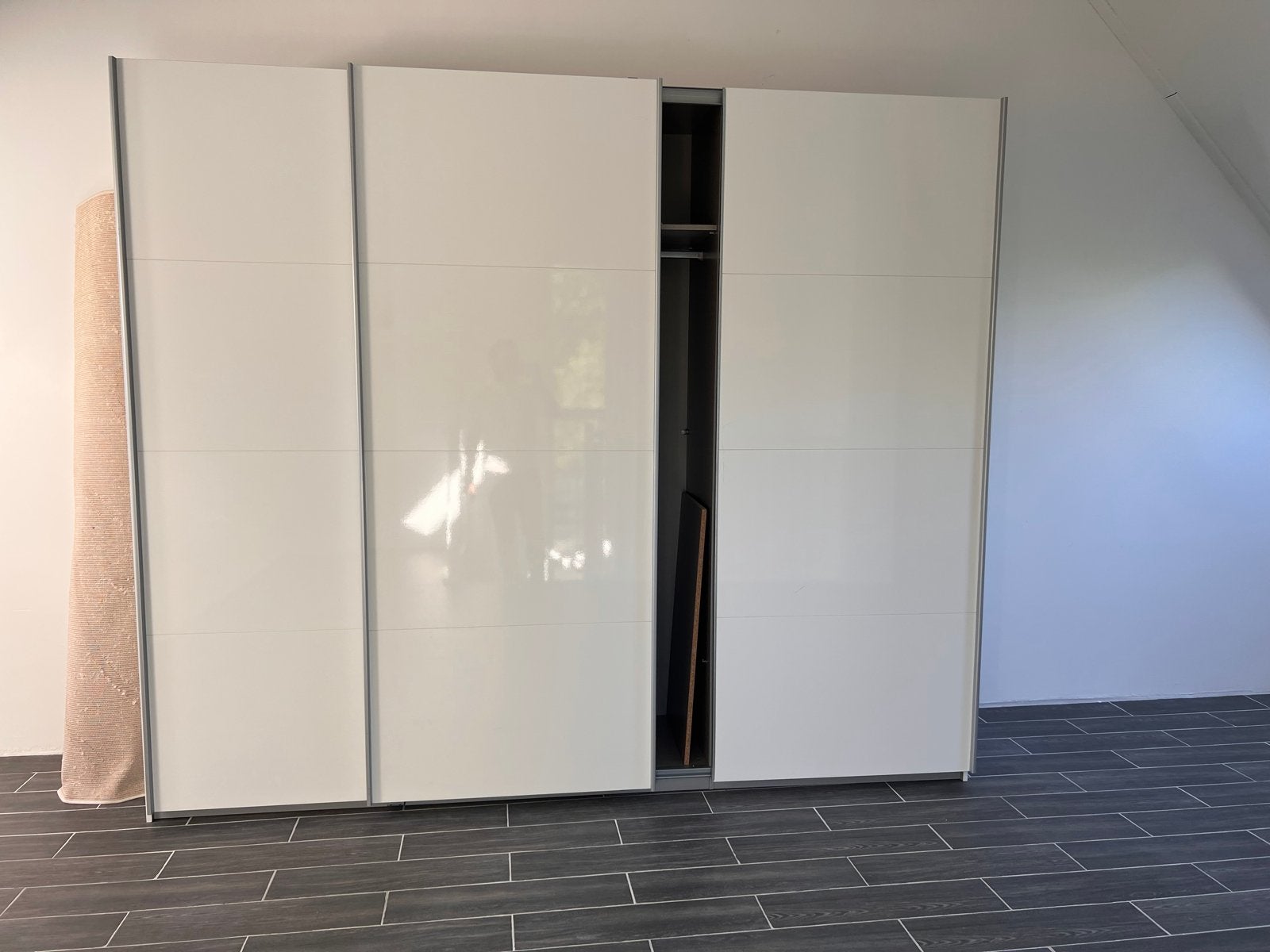 Moderne witte kledingkast met schuifdeuren, Huis en Inrichting, Kasten | Kledingkasten, Ophalen, Met plank(en), Zo goed als nieuw