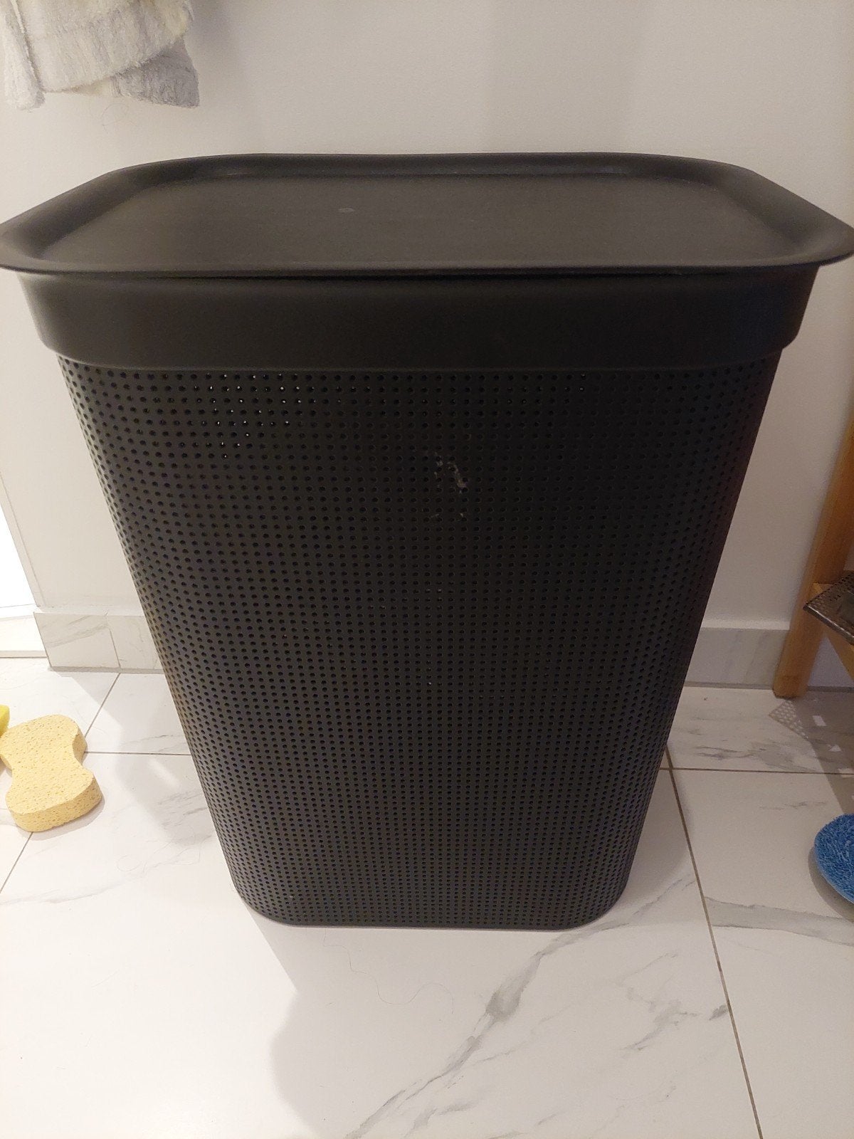 Zwarte wasmand met deksel, Ophalen, Zo goed als nieuw, Zwart, Kunststof