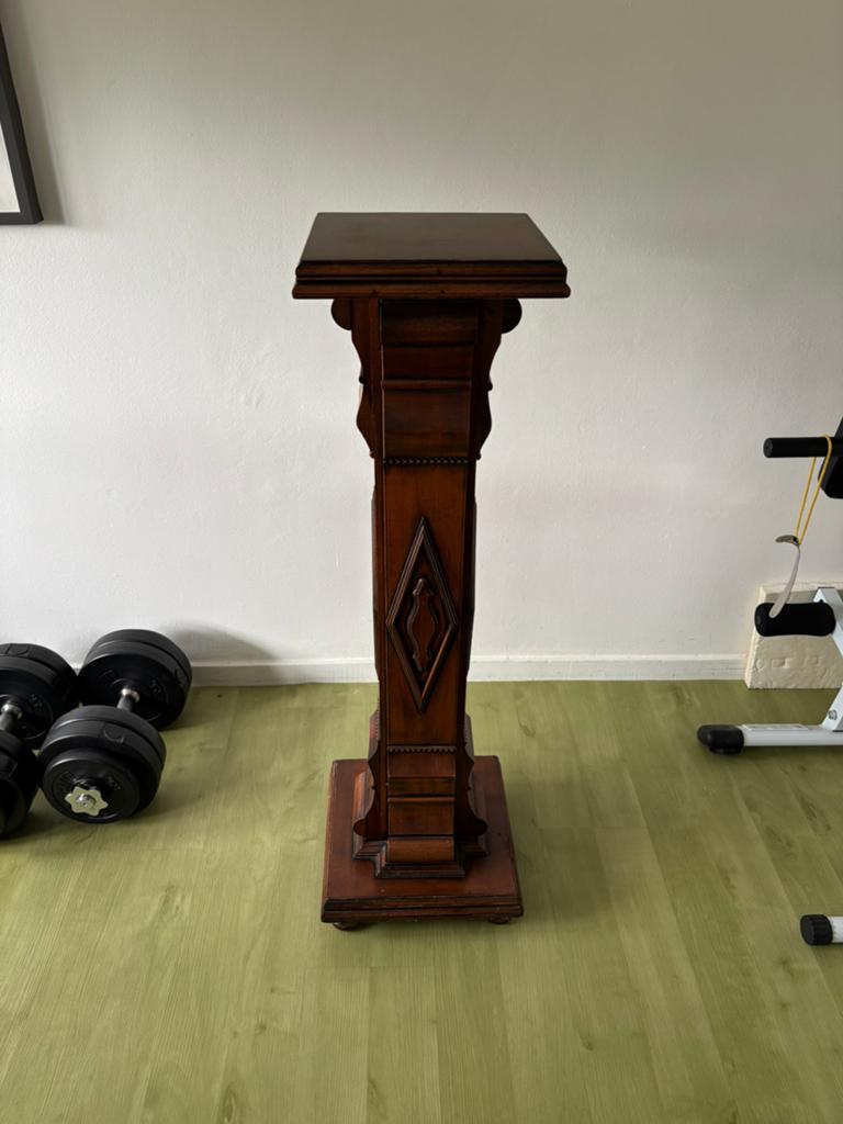 Mooie houten sokkel /geheime deur, Huis en Inrichting, Woonaccessoires | Zuilen en Pilaren, Ophalen, Zo goed als nieuw