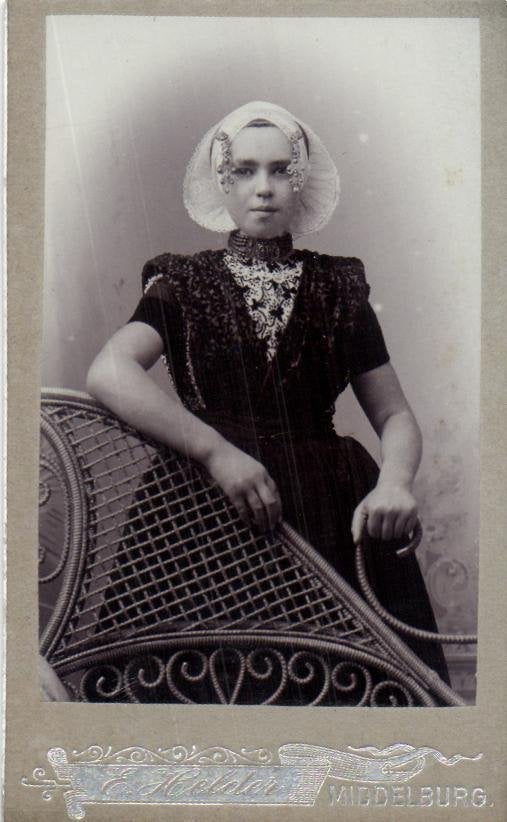 CDV -E. Helder -Middelburg - Vrouw bij stoel -Zeeuwse Dracht, Gebruikt, Foto, Klederdracht, Ophalen of Verzenden
