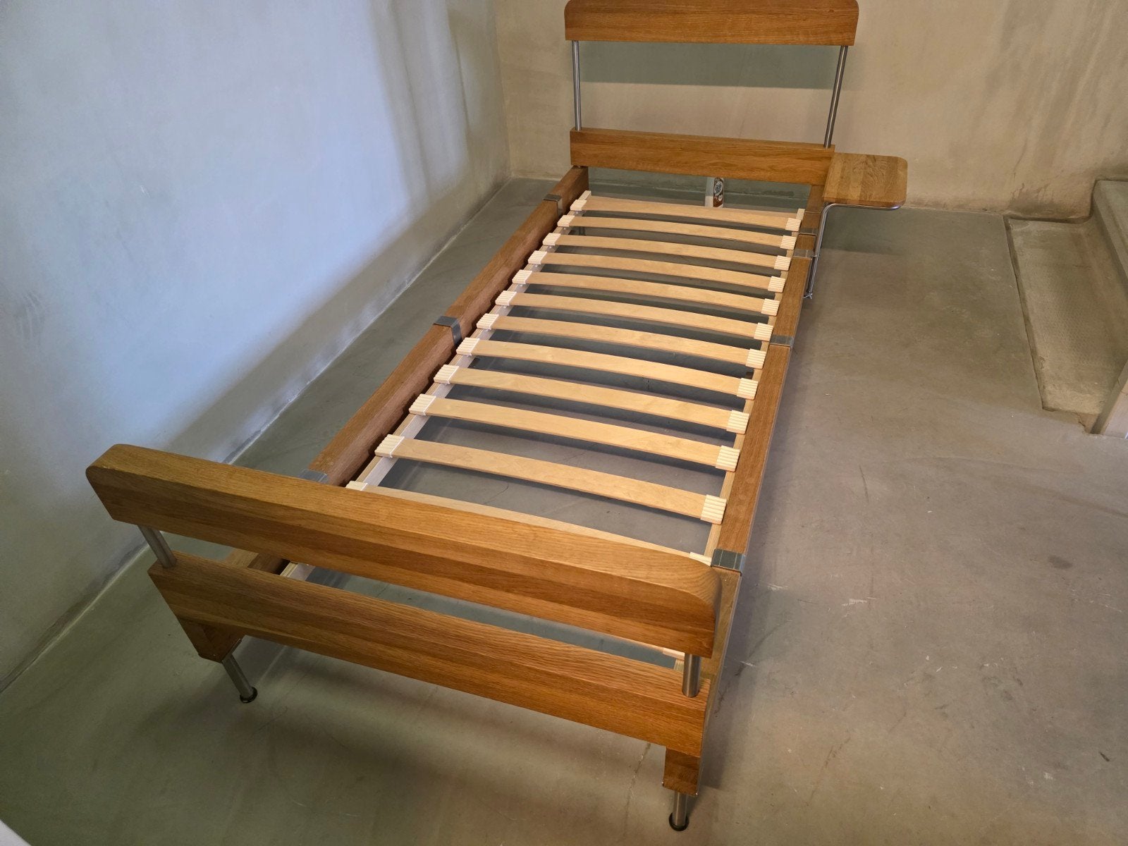 Piet Hein Eek bed: geolied eiken met zijtafel, zonder matras, Ophalen, Gebruikt, Eenpersoons, Bruin