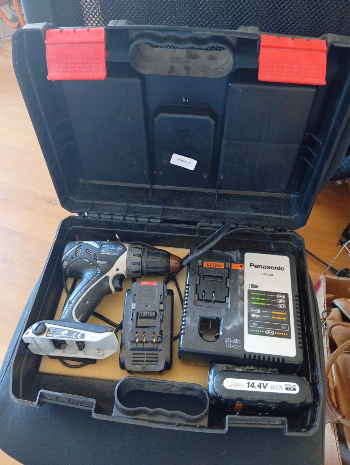 Panasonic lader en 2 accu's, Gebruikt, Variabele snelheid, Ophalen of Verzenden, Boor- en Schroefmachine